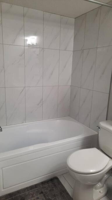 Carsonway Basement Suite إيدمونتون المظهر الخارجي الصورة